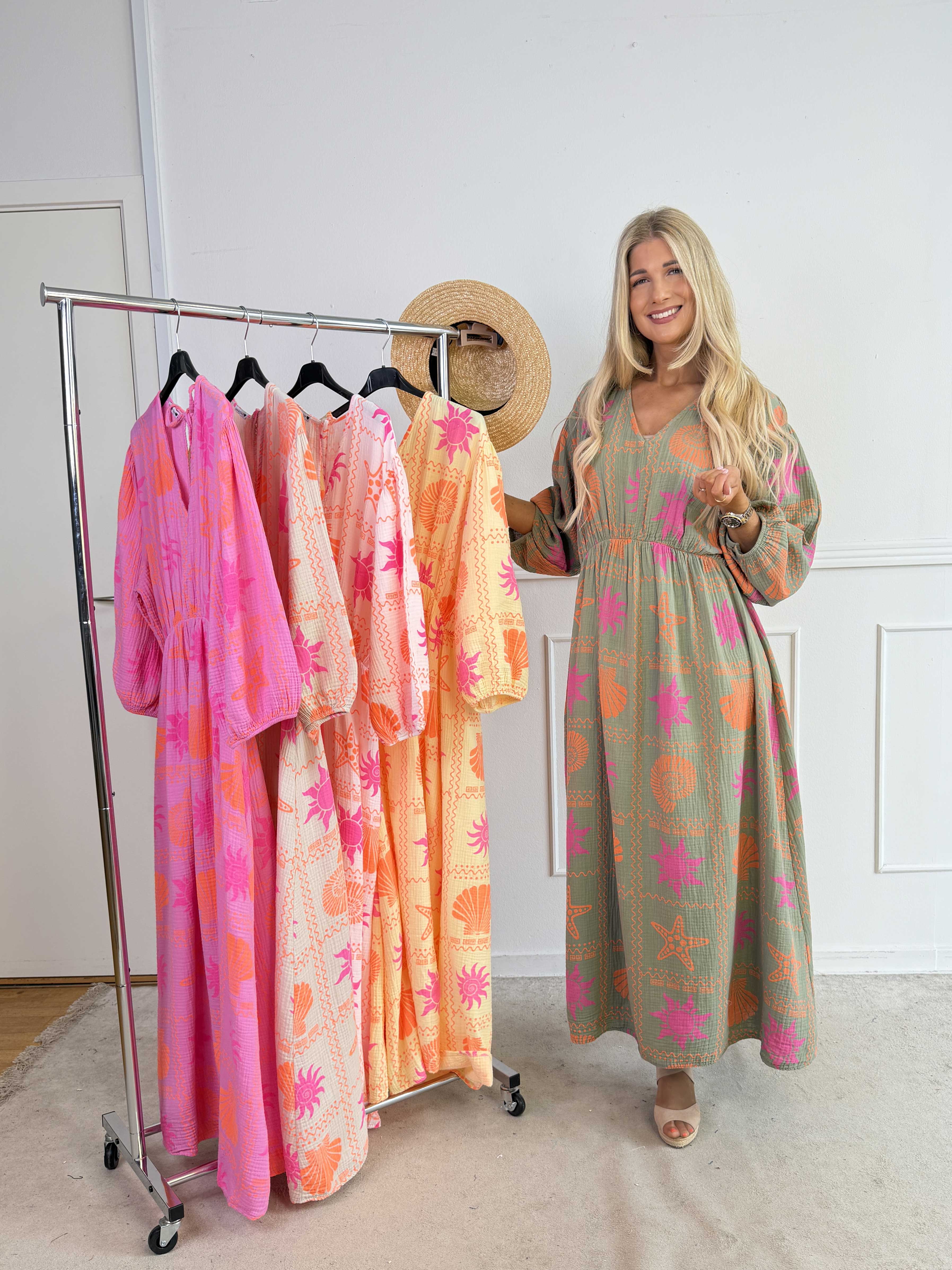 Jasmin - Lång plus size klänning i mjukt muslintyg med färgglada motiv